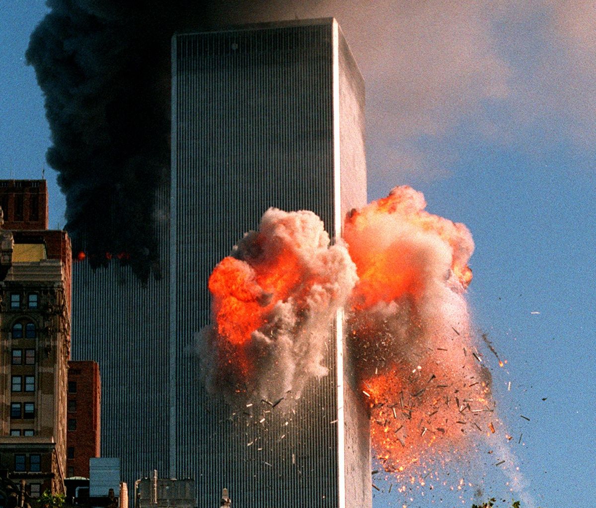 写真・図版 : 飛行機が突入直後、激しく炎が噴き出した世界貿易センタービル＝2001年9月11日、ニューヨーク