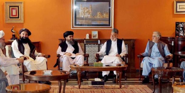 写真・図版 : カブールで8月21日、国家和解高等評議会議長を務めていたアブドラ氏（右）やカルザイ元大統領（右から2人目）が、イスラム主義勢力タリバンの幹部と会談した＝2021年8月21日、アブドラ氏のツイッターから