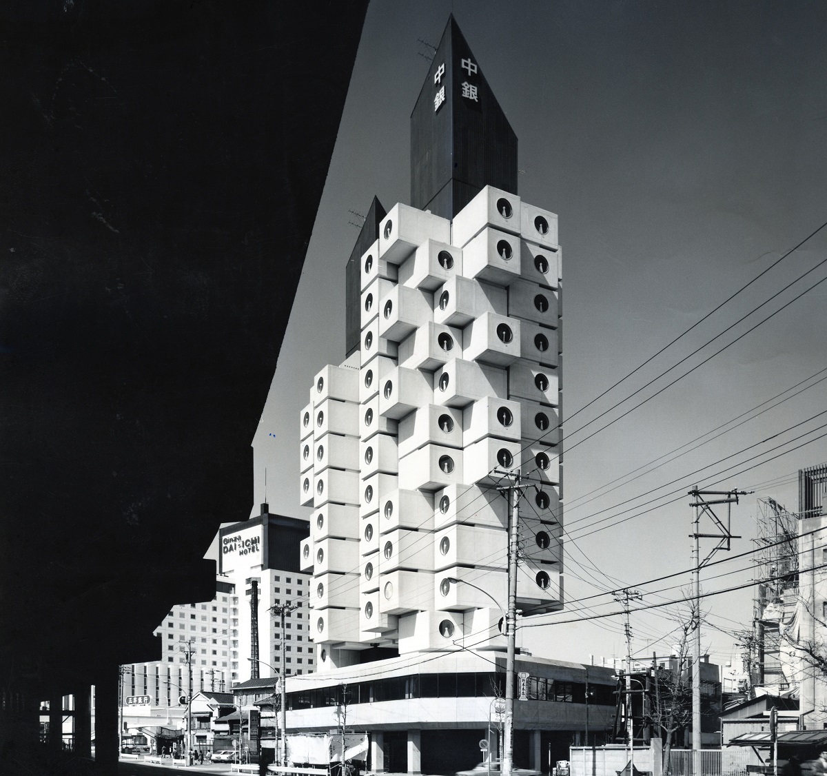 写真・図版 : 完成したばかりの中銀カプセルタワービル。「21世紀の住宅」と注目された＝1973年、東京都中央区銀座