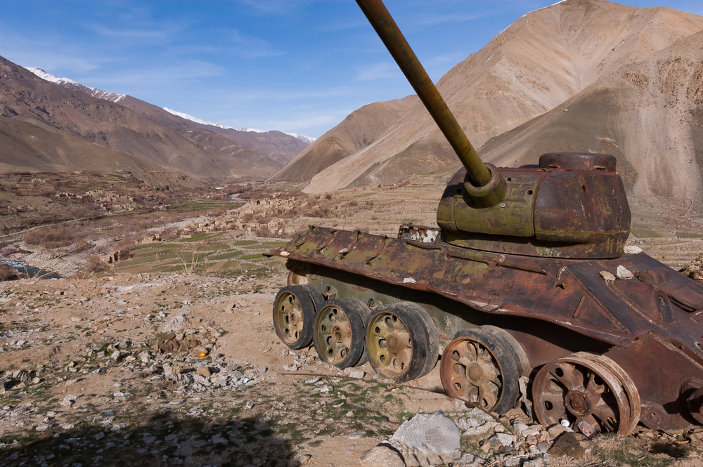 写真・図版 : パンジシール渓谷に遺棄されている旧ソ連軍戦車