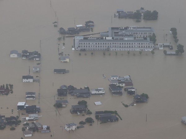 写真・図版 : 大雨で氾濫した川の近くにある順天堂病院は水につかった＝2021年8月14日、佐賀県大町町、朝日新聞社機から
