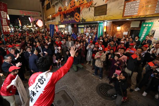写真・図版 : 2017年の衆院総選挙、福岡市の街頭で手を振る候補者