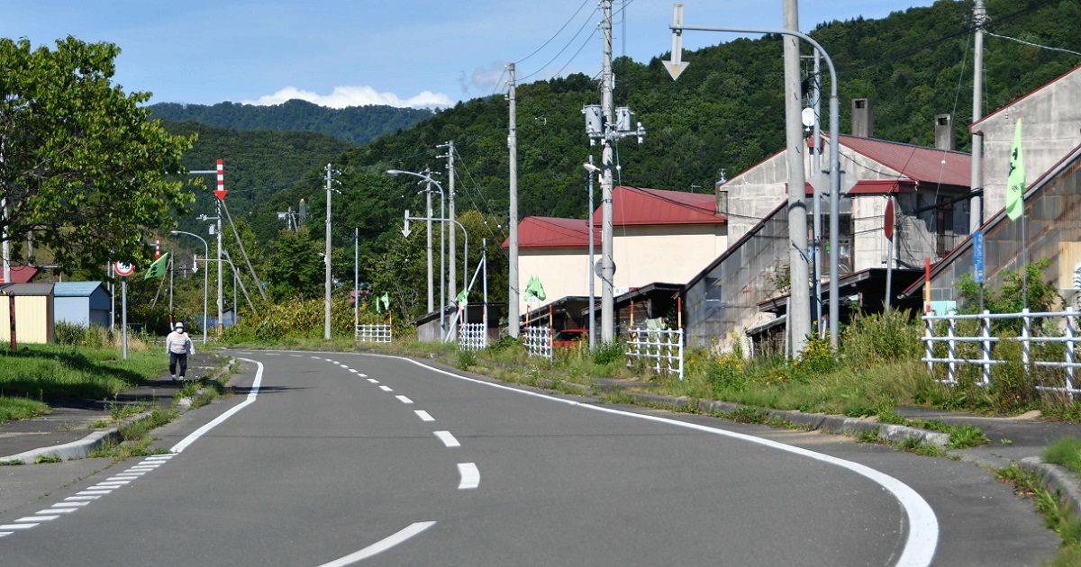 写真・図版 : 北海道夕張市の閑散とした住宅街
