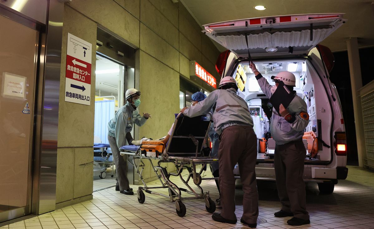 写真・図版 : 肺炎患者が救急車で運ばれてきた横浜労災病院。今夏は、新型コロナウイルスや熱中症の患者の急増に対応しながら、東京五輪の指定病院の役目も担った＝2021年7月22日午後11時5分、横浜市港北区