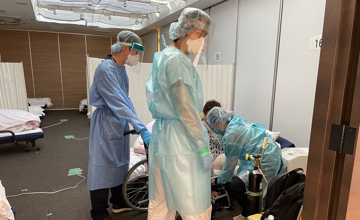 写真・図版 : 患者の対応に当たる酸素ステーション（かながわ緊急酸素投与センター）の看護師ら＝2021年8月16日、横浜市中区、代表撮影