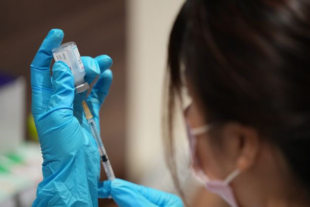 モデルナ製のワクチンを注射器に吸い出す医療関係者＝2021年6月21日、千葉市美浜区