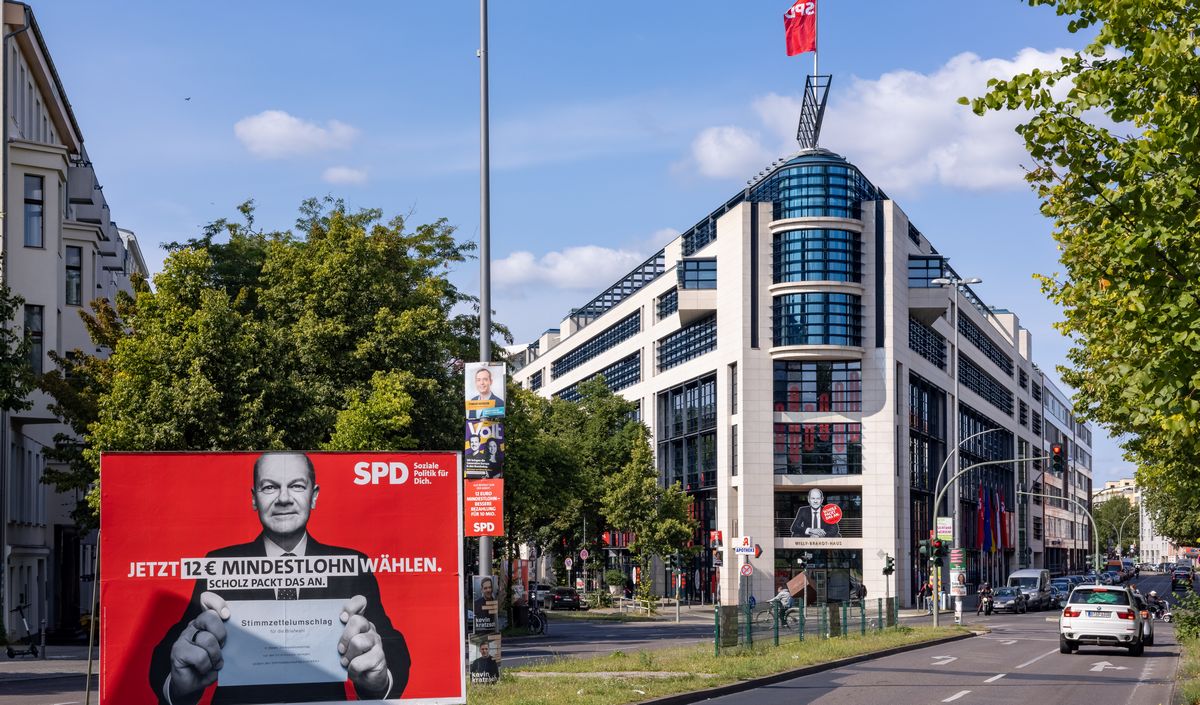 写真・図版 : ドイツ社会民主党 (SPD)の本部前には、党の首相候補オラフ・ショルツ氏の巨大広報看板が立つ＝2021年8月24日、ベルリン（mm7 / Shutterstock.com）