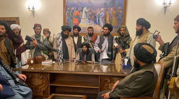写真・図版 : カブールのアフガニスタン大統領府を掌握したタリバンの戦闘員＝2021年8月15日