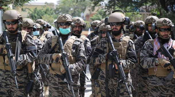 写真・図版 : 治安維持の名目で、カブール市内に展開するイスラム主義勢力タリバンの特殊部隊とされる画像。8月23日、タリバン構成員が朝日新聞に提供した