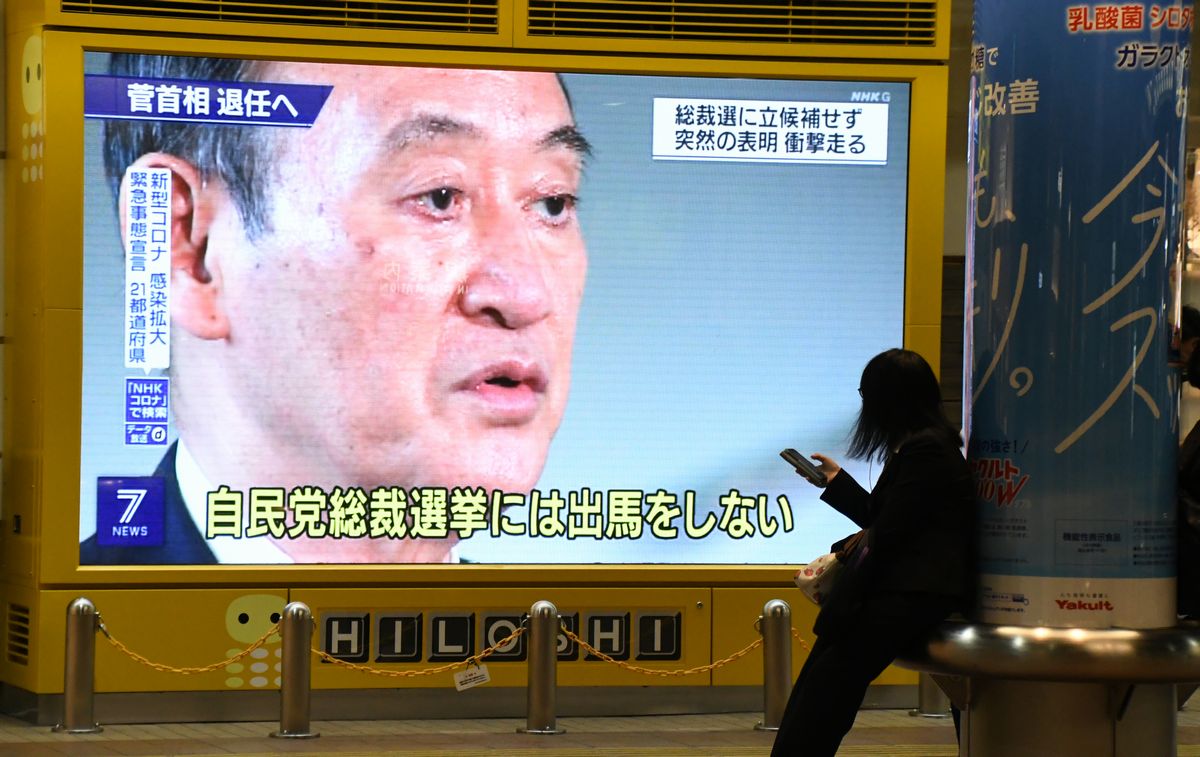 写真・図版 : 菅義偉首相の退任表明を伝えるニュースが全国各地で流れた＝2021年9月3日、札幌市中央区