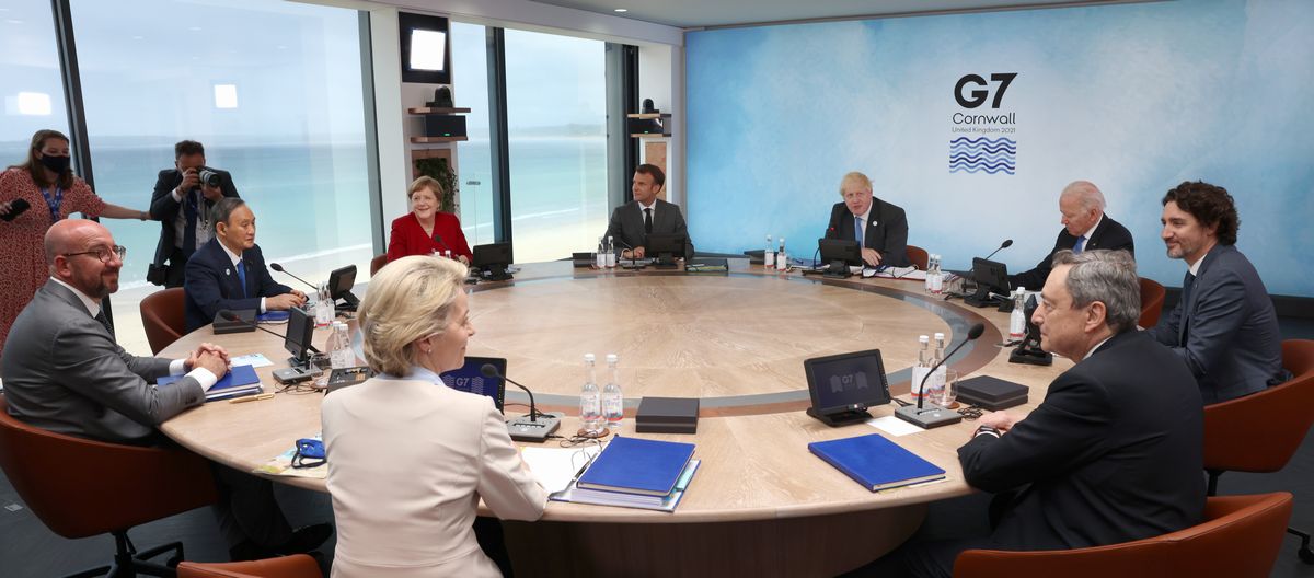 写真・図版 : 今年のG7サミットのセッションに臨む各国首脳。菅首相、メルケル独首相、バイデン米大統領らが参加している＝2021年6月11日、英国・コーンウォール