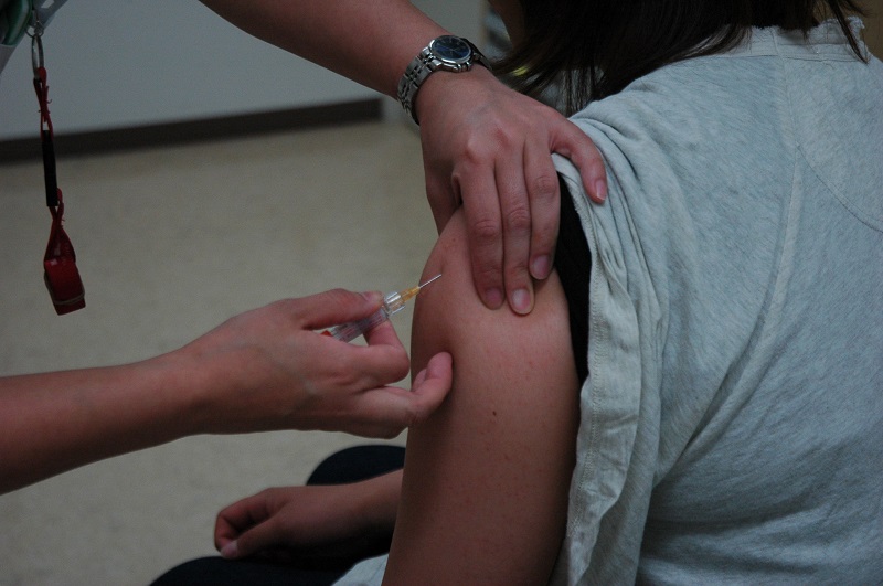写真・図版 : 子宮頸がんのワクチンを打つ女性＝2010年5月