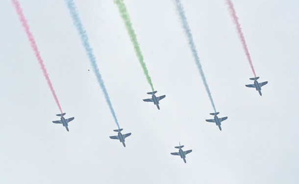 スモークを出しながら飛行するブルーインパルス＝2021年8月24日、東京都港区