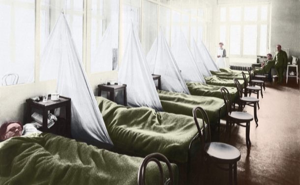 写真・図版 : 1918年からのスペイン風邪の流行の際のインフルエンザ病棟。フランス・エクス –レバインスにある米軍キャンプ病院。デジタルカラーを使った＝shutterstock.com
