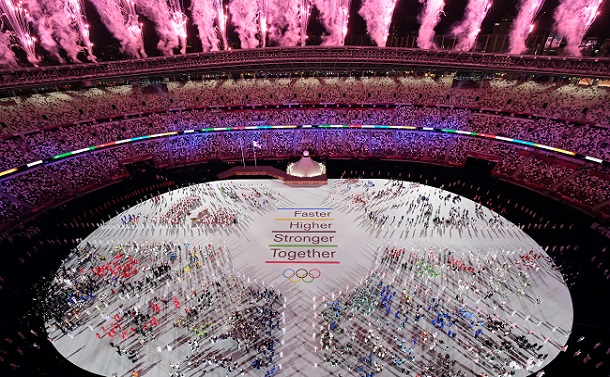 写真・図版 : 無観客で行われた東京五輪の開会式で選手たちが入場し、花火が上がった＝2021年7月23日、国立競技場、樫山晃生撮影
