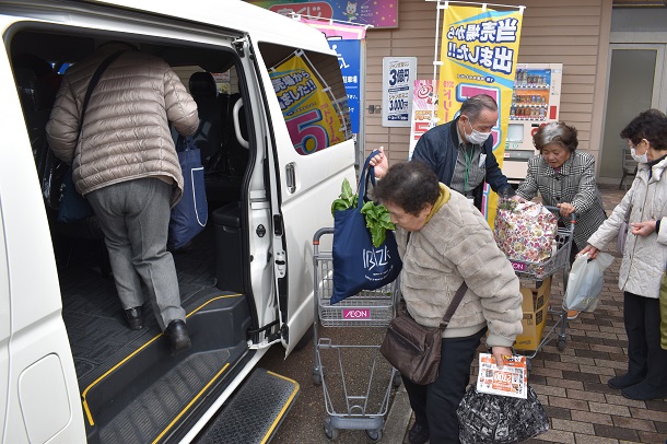 写真・図版 : 大型店で買い物をした高齢者を支援する福祉法人の車＝石川県金沢市