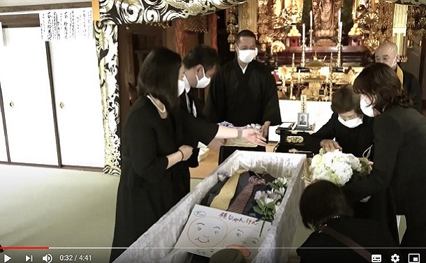 写真・図版 : オンラインを導入した葬儀。本堂で故人に別れを告げたのは家族だけで、参列できなかった人にこの動画が配信された＝神奈川県・仙光院提供