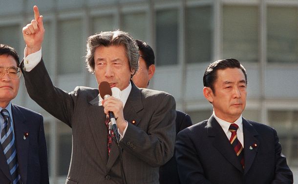 写真・図版 : 自民党総裁選で街頭演説する小泉純一郎氏と橋本龍太郎氏=2001年4月15日、東京・新宿駅前で 
