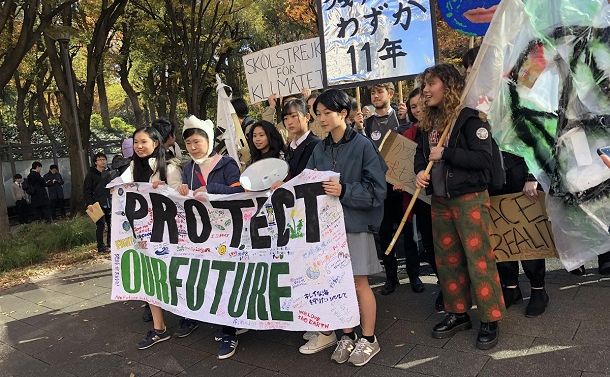 若者を中心に気候危機を訴えるグローバル気候マーチ＝2019年11月29日、東京都新宿区