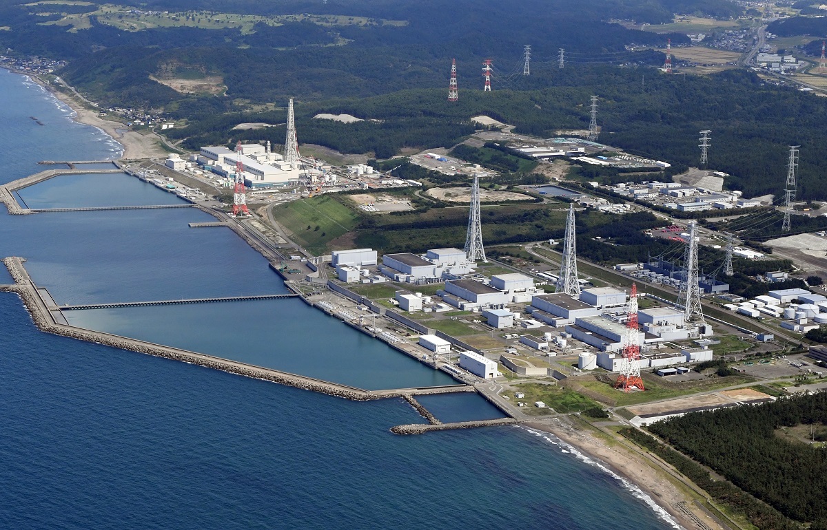 写真・図版 : 再稼働を目指している東京電力の柏崎刈羽原子力発電所＝2020年9月21日、朝日新聞社ヘリから