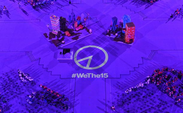 写真・図版 : 東京パラリンピックの閉会式で、場内に投影された「WeThe15」のロゴ＝2021年9月5日、国立競技場