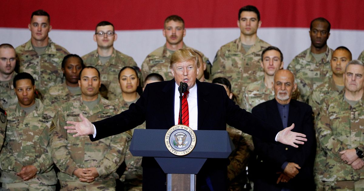 写真・図版 : アフガニスタンの米軍基地で演説するトランプ大統領。トランプ氏は撤退を目指して駐留米軍数の削減を進めた＝2019年11月