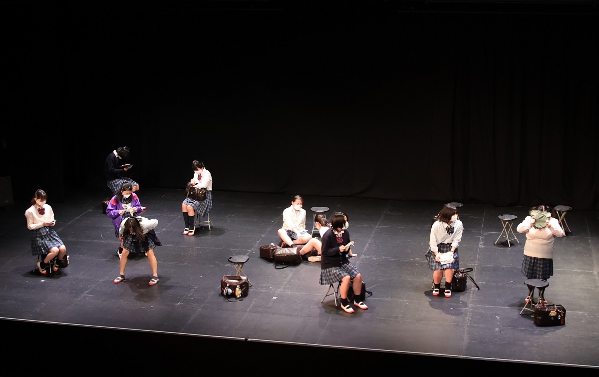 写真・図版 : 立川女子高校『おんなのこのひ』＝2020年11月15日、東京芸術劇場シアターイースト、同校演劇部提供