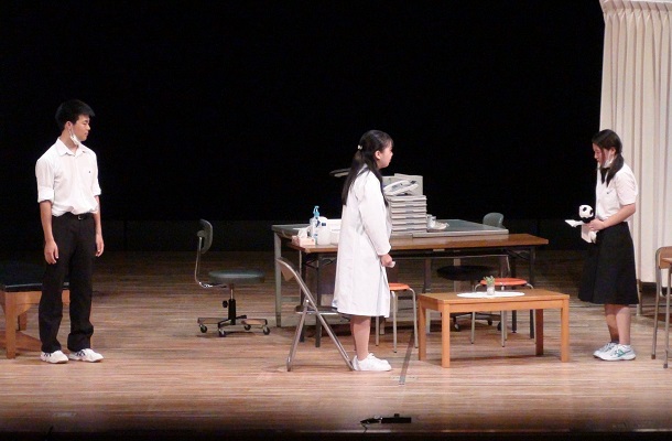 写真・図版 : 徳島市立高校『白の揺れる場所』＝同校演劇部提供