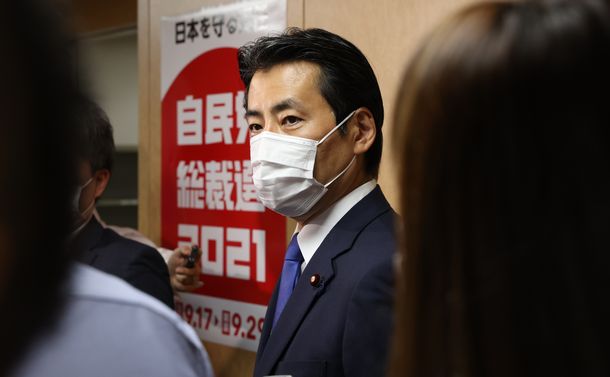 写真・図版 : 取材に応じる「党風一新の会」の代表世話人・福田達夫氏＝2021年9月14日、東京・永田町の自民党本部