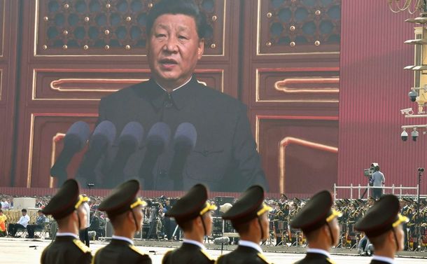 写真・図版 : 2019年10月、中国建国70周年記念式典で、大画面に映し出される習近平国家主席（仙波理撮影）
