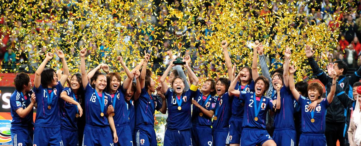 写真・図版 : W杯で優勝し、トロフィーを掲げて喜ぶ沢穂希（10）ら日本の選手たち＝2011年7月17日、ドイツ・フランクフルト