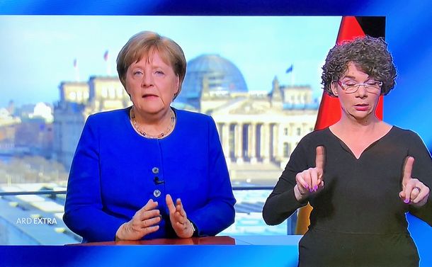 写真・図版 : 新型コロナウイルス対策について、テレビで演説をするドイツのメルケル首相＝2020年3月18日、独公共放送のテレビ画面から 