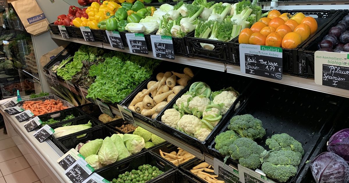写真・図版 : ドイツのスーパーマーケットに並ぶ有機野菜＝2019年11月、筆者撮影