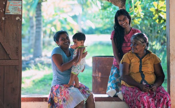 写真・図版 : 出生時から幼少期、思春期、成人期までライフサイクルを通して人々に投資をしていくことが、人口高齢化に対応する最良の策である。 (Photo: © UNFPA Sri Lanka/ Ruvin De Silva) 