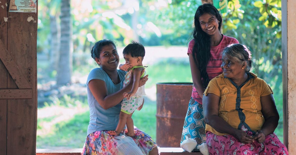 写真・図版 : 出生時から幼少期、思春期、成人期までライフサイクルを通して人々に投資をしていくことが、人口高齢化に対応する最良の策である。 (Photo: © UNFPA Sri Lanka/ Ruvin De Silva) 