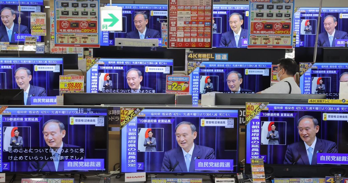 写真・図版 : 菅義偉首相の記者会見が映し出された家電量販店のテレビ＝2021年9月9日、大阪市浪速区