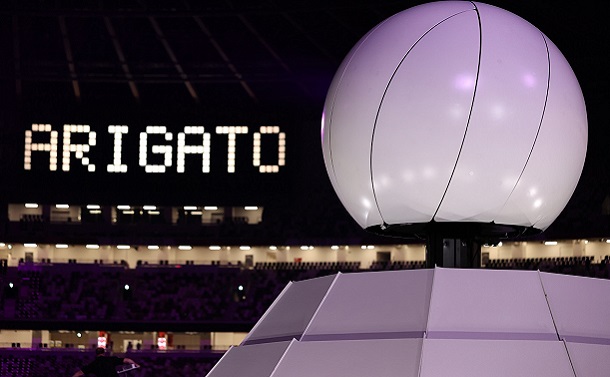写真・図版 : 東京五輪の閉会式が終わり、消えた聖火台の向こうに「ARIGATO」の文字が表示された。「ありがとう」を言いたいのは中国？=2021年8月8日