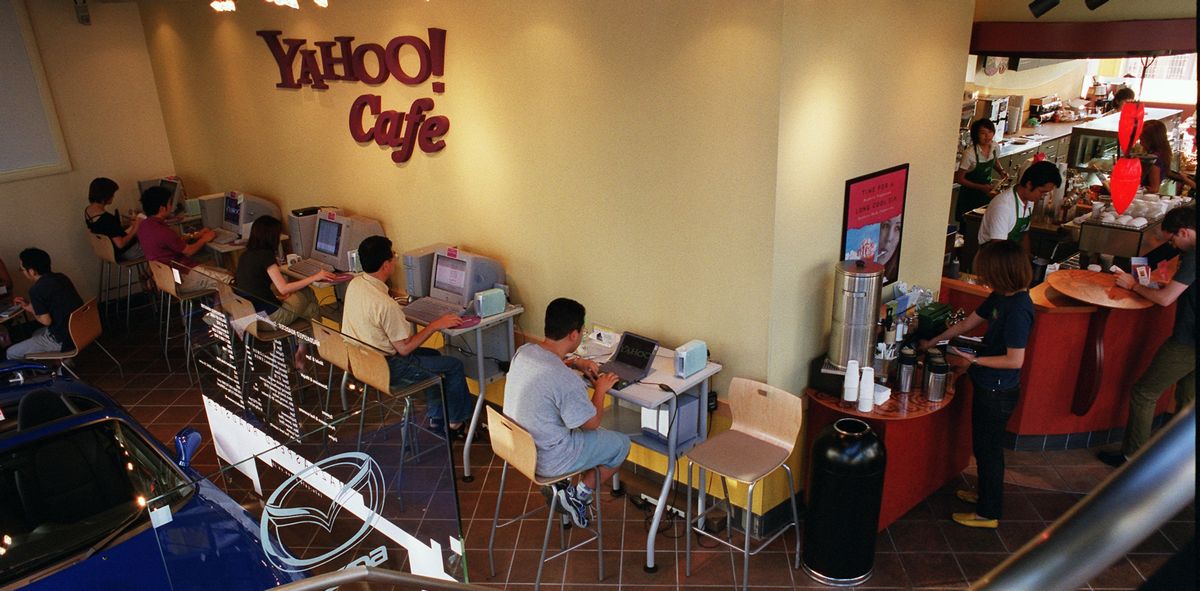 写真・図版 : ヤフーはADSLで高速インターネット接続ができるカフェを各地に開いた＝2001年7月11日、東京・原宿