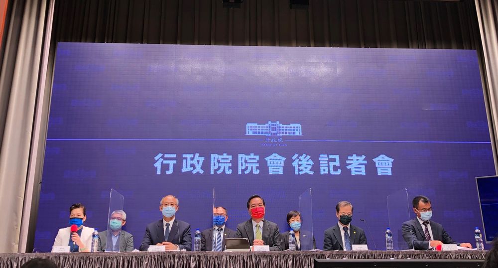 写真・図版 : 台湾のTPP加入申請を発表する蔡英文政権の閣僚たち