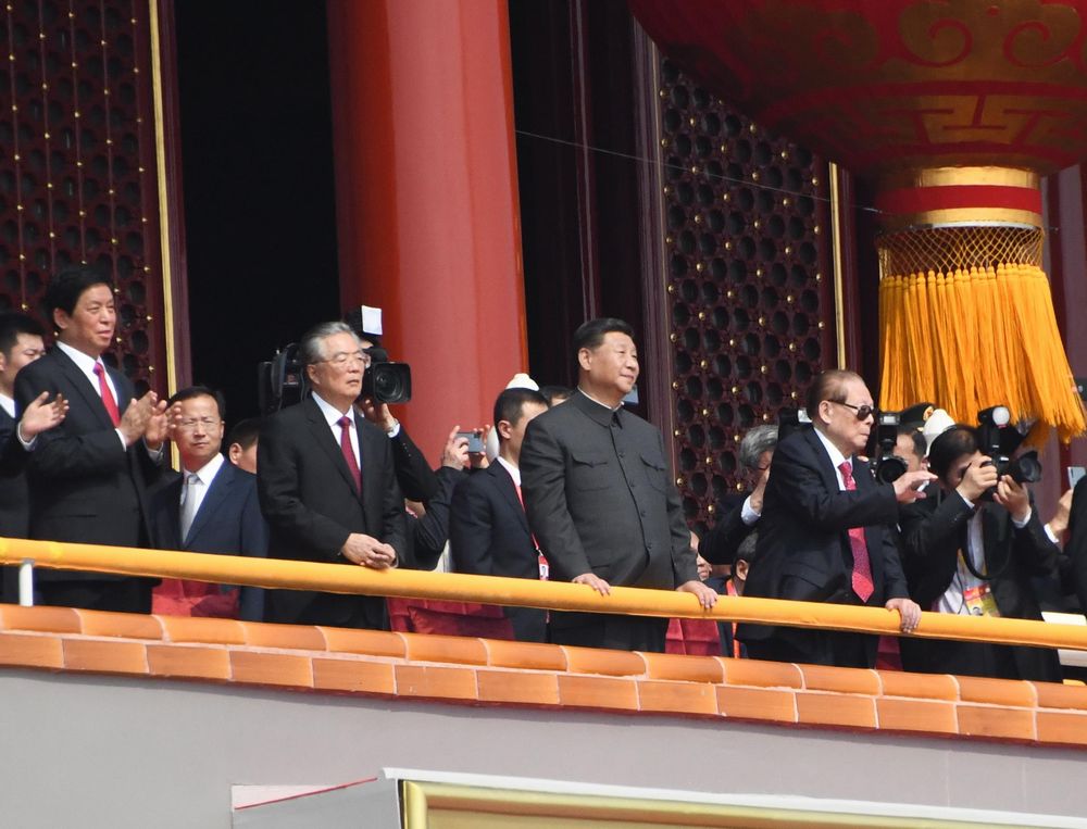 写真・図版 : 中国建国70年で、軍事パレードを見守る習近平国家主席（2019年、天安門で平井良和撮影）