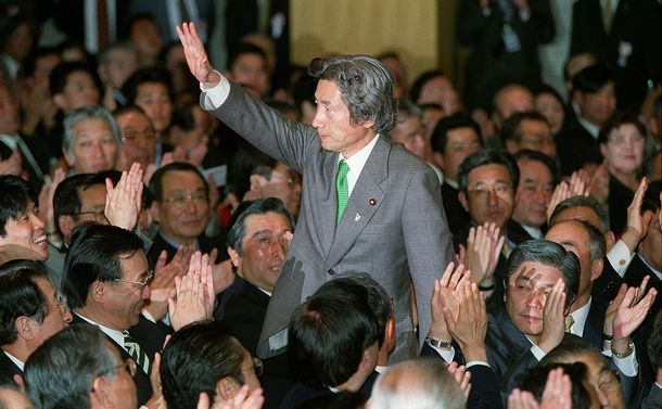 写真・図版 : 自民党総裁に選ばれた際、拍手にこたえる小泉純一郎氏＝2001年4月24日