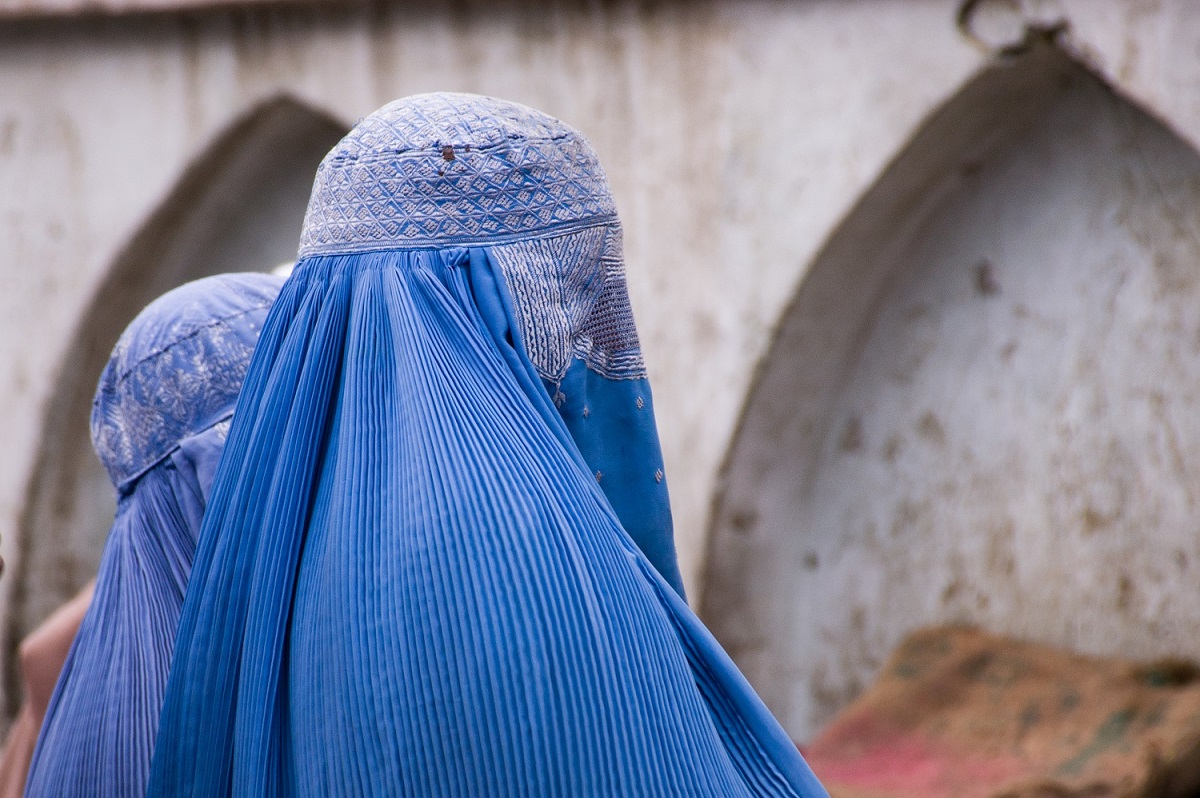 写真・図版 : ブルカを着たアフガニスタンの女性＝timsimages.uk/shutterstock.com