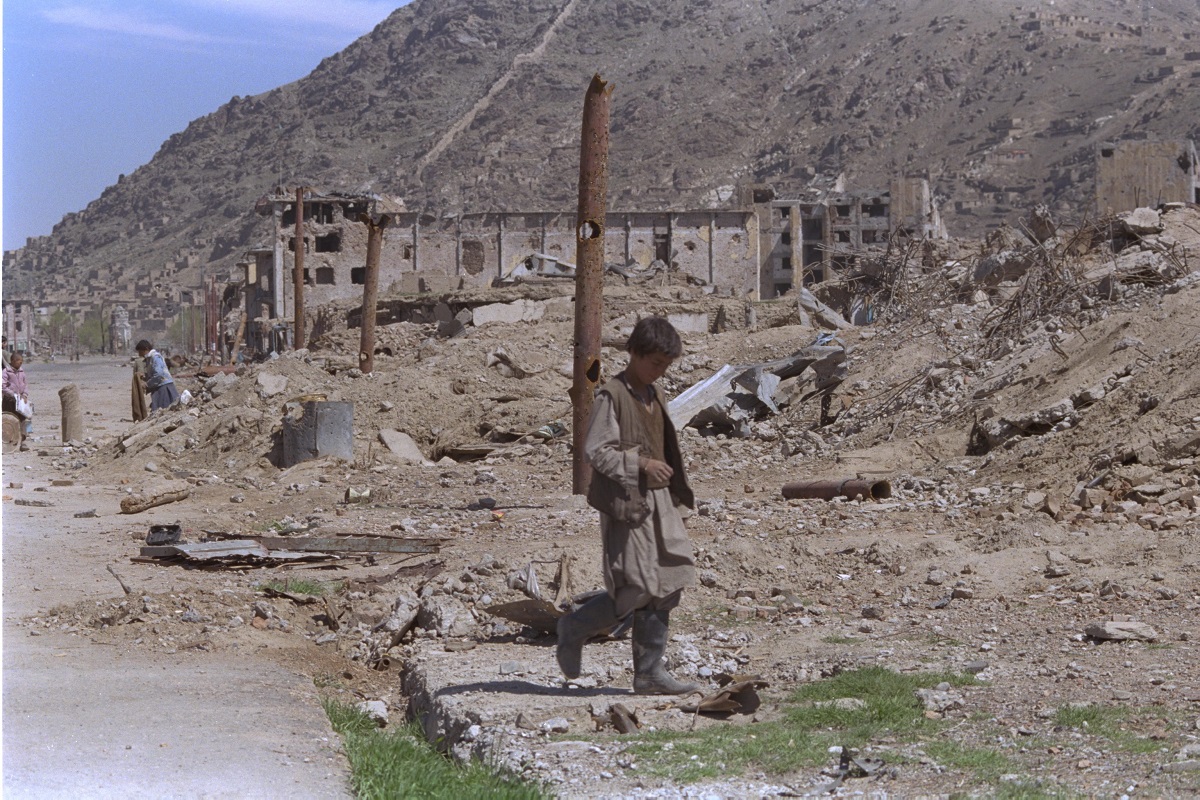 写真・図版 : 内戦によって瓦礫の山となったカブールの南部＝1995年撮影