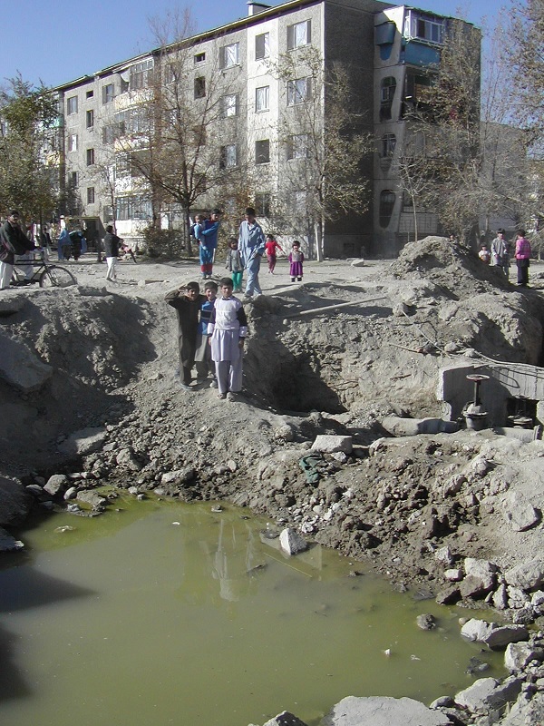 写真・図版 : 住宅のすぐ近くが誤爆された跡＝カブール、2001年11月撮影