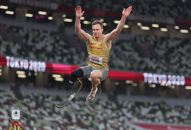 写真・図版 : パラリンピック東京大会の男子走り幅跳びで金メダルを獲得したマルクス・レーム(ドイツ)