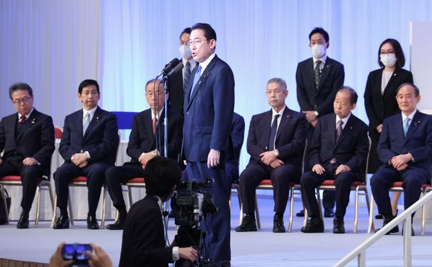 写真・図版 : 自民党新総裁に選ばれた岸田文夫氏