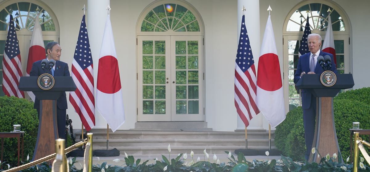 写真・図版 : 日米首脳会談後、共同会見をするバイデン大統領（右）と菅義偉首相＝2021年4月16日、ホワイトハウス