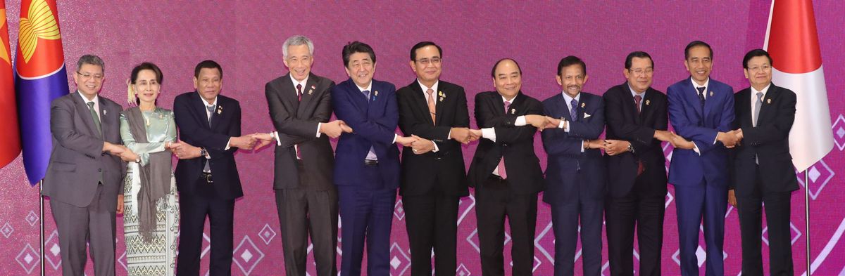 写真・図版 : 日本と東南アジア諸国連合（ASEAN）の首脳会議で写真撮影に臨む安倍晋三首相（左から5人目）ら＝2019年11月4日、バンコク近郊