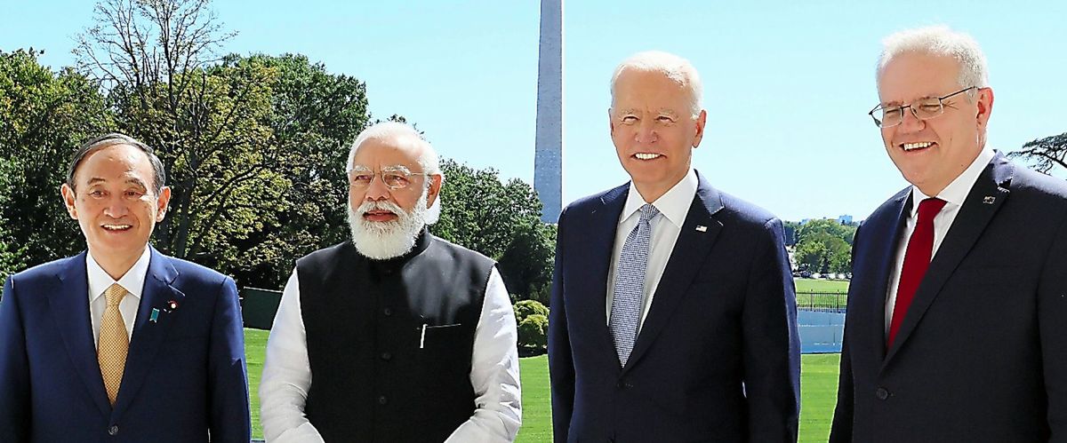 写真・図版 : 日米豪印4カ国（クアッド）首脳会議にのぞむ各国の首脳。左から菅義偉首相、インドのモディ首相、米国のバイデン大統領、豪州のモリソン首相＝2021年9月24日、ホワイトハウス