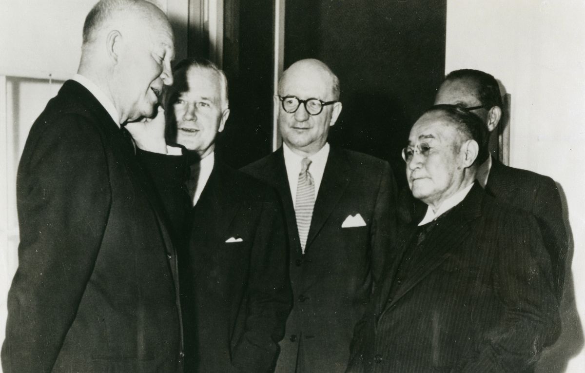 写真・図版 : 会談のためホワイトハウスを訪れた吉田茂首相を迎えるアイゼンハウアー米大統領（左端）。後方はロバートソン国務次官補、アリソン駐日大使、井口貞夫駐米大使＝1954年11月9日